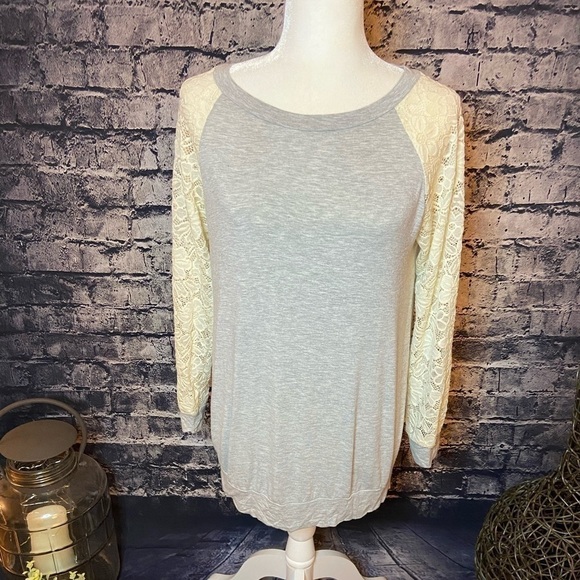 𝅺EGS California Lace Gray with Cream Sleeves Top S - Picture 3 of 8